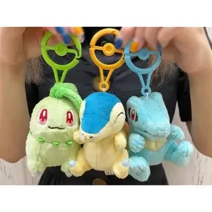 THEVOLTAGE.CL POKEMON CENTER ACCESORIOS MASCOTS LLAVERO CHIKORITA