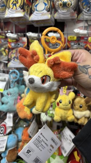 THEVOLTAGE.CL POKEMON CENTER ACCESORIOS MASCOTS LLAVERO FENNEKIN