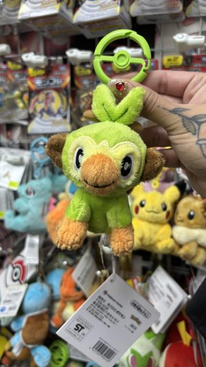 THEVOLTAGE.CL POKEMON CENTER ACCESORIOS MASCOTS LLAVERO GROOKEY