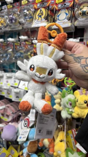 THEVOLTAGE.CL POKEMON CENTER ACCESORIOS MASCOTS LLAVERO SCORBUNNY