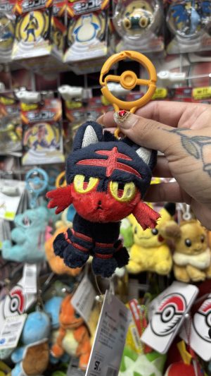 THEVOLTAGE.CL POKEMON CENTER ACCESORIOS MASCOTS LLAVERO LITTEN