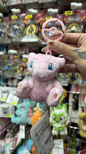 THEVOLTAGE.CL POKEMON CENTER ACCESORIOS MASCOTS LLAVERO MEW