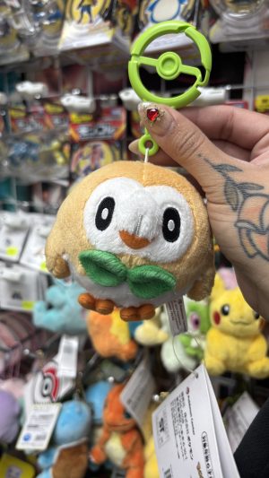 THEVOLTAGE.CL POKEMON CENTER ACCESORIOS MASCOTS LLAVERO ROWLET