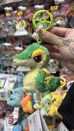 THEVOLTAGE.CL POKEMON CENTER ACCESORIOS MASCOTS LLAVERO SNIVY