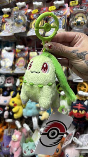 THEVOLTAGE.CL POKEMON CENTER ACCESORIOS MASCOTS LLAVERO CHIKORITA