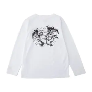 THEVOLTAGE.CL POKEMON CENTER VESTUARIO POLERA POKEMON CENTER X NEW ERA CHARIZARD TALLA L