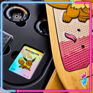 - THEVOLTAGE.CL SKATEBOARDING EEVEE POKÉMON CENTER X BEAR WALKER EDICIÓN LIMITADA. - Imagen 5