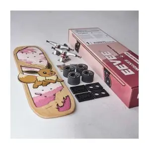 THEVOLTAGE.CL POKEMON CENTER LÍNEA HOGAR SKATEBOARDING EEVEE POKÉMON CENTER X BEAR WALKER EDICIÓN LIMITADA.