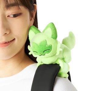 THEVOLTAGE.CL POKEMON CENTER TCG PELUCHE MOCHILA GIRATORIO SPRIGATITO