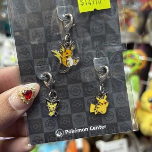 THEVOLTAGE.CL POKEMON CENTER ACCESORIOS PIN TRIPLE