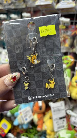 THEVOLTAGE.CL POKEMON CENTER ACCESORIOS PIN TRIPLE