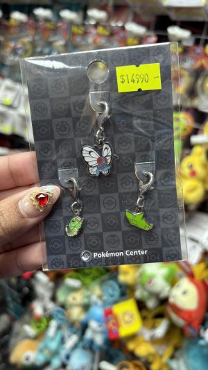 THEVOLTAGE.CL POKEMON CENTER ACCESORIOS PIN TRIPLE