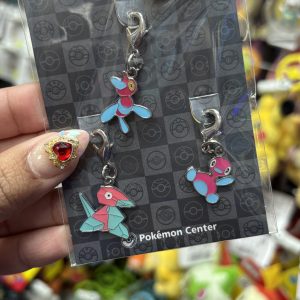 THEVOLTAGE.CL POKEMON CENTER ACCESORIOS PIN TRIPLE