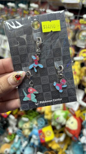 THEVOLTAGE.CL POKEMON CENTER ACCESORIOS PIN TRIPLE