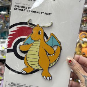 THEVOLTAGE.CL POKEMON CENTER ACCESORIOS OVERSIZE PIN DRAGONITE