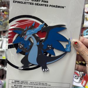 THEVOLTAGE.CL POKEMON CENTER ACCESORIOS PIN GIGANTE MEGA CHARIZARD