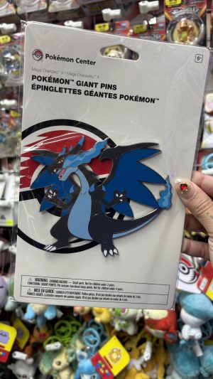 THEVOLTAGE.CL POKEMON CENTER ACCESORIOS OVERSIZE PIN MEGA CHARIZARD