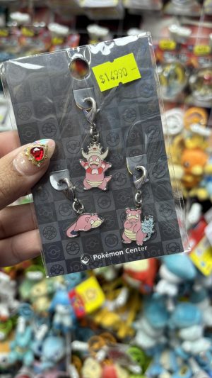THEVOLTAGE.CL POKEMON CENTER ACCESORIOS PIN TRIPLE