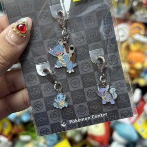THEVOLTAGE.CL POKEMON CENTER ACCESORIOS PIN TRIPLE