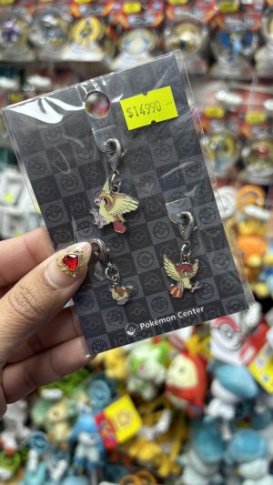 THEVOLTAGE.CL POKEMON CENTER ACCESORIOS PIN TRIPLE