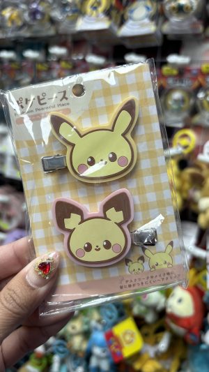 THEVOLTAGE.CL POKEMON CENTER ACCESORIOS PINCHES CABELLO
