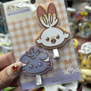 THEVOLTAGE.CL POKEMON CENTER ACCESORIOS PINCHES CABELLO