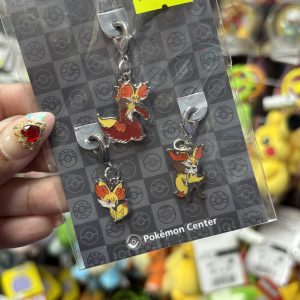THEVOLTAGE.CL POKEMON CENTER ACCESORIOS PIN TRIPLE