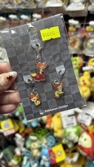 THEVOLTAGE.CL POKEMON CENTER ACCESORIOS PIN TRIPLE