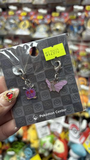 THEVOLTAGE.CL POKEMON CENTER ACCESORIOS PIN DOBLE