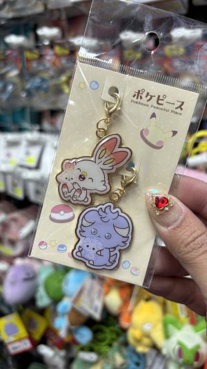 THEVOLTAGE.CL POKEMON CENTER ACCESORIOS DIJE DOBLE