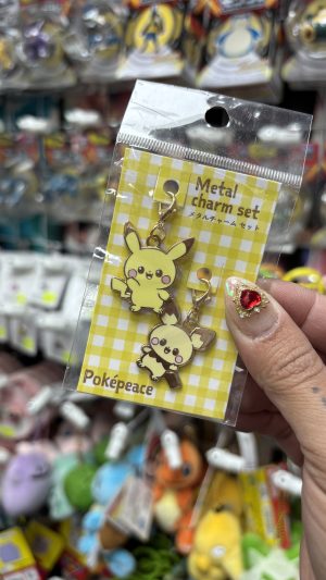 THEVOLTAGE.CL POKEMON CENTER ACCESORIOS DIJE DOBLE