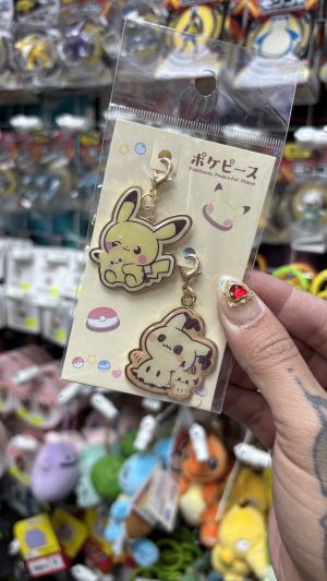 THEVOLTAGE.CL POKEMON CENTER ACCESORIOS DIJE DOBLE