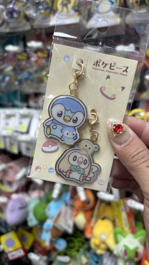 THEVOLTAGE.CL POKEMON CENTER ACCESORIOS DIJE DOBLE