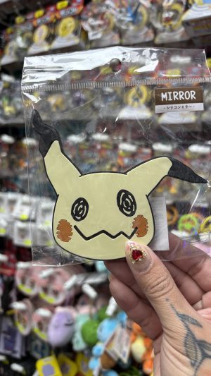 THEVOLTAGE.CL POKEMON CENTER ACCESORIOS ESPEJO DE MANO MIMIKYU
