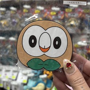 THEVOLTAGE.CL POKEMON CENTER ACCESORIOS ESPEJO DE MANO ROWLET