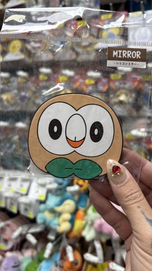 THEVOLTAGE.CL POKEMON CENTER ACCESORIOS ESPEJO DE MANO ROWLET