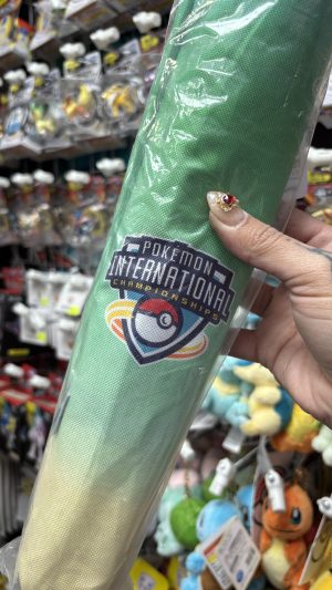 THEVOLTAGE.CL POKEMON CENTER TCG PLAYMAT INTERNATIONAL 2025 - Imagen 3