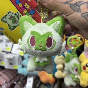 THEVOLTAGE.CL POKEMON CENTER ACCESORIOS LLAVERO POKEMON DOLLS SPRIGATITO