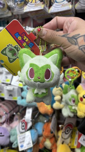 THEVOLTAGE.CL POKEMON CENTER ACCESORIOS LLAVERO POKEMON DOLLS SPRIGATITO