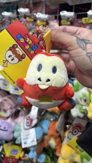 THEVOLTAGE.CL POKEMON CENTER ACCESORIOS LLAVERO POKEMON DOLLS FUECOCO