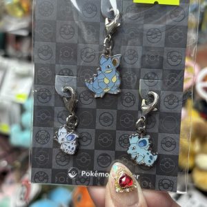 THEVOLTAGE.CL POKEMON CENTER ACCESORIOS DIJE TRIPLE
