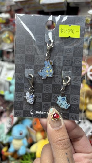 THEVOLTAGE.CL POKEMON CENTER ACCESORIOS DIJE TRIPLE