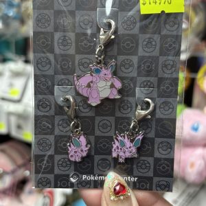 THEVOLTAGE.CL POKEMON CENTER ACCESORIOS DIJE TRIPLE