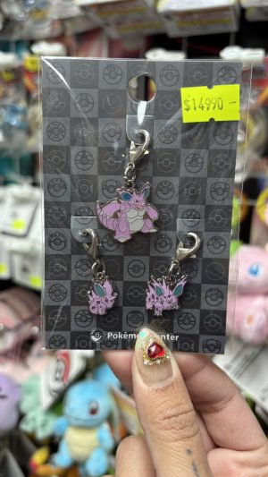 THEVOLTAGE.CL POKEMON CENTER ACCESORIOS DIJE TRIPLE
