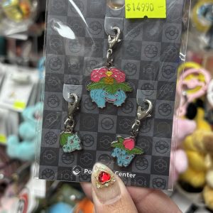 THEVOLTAGE.CL POKEMON CENTER ACCESORIOS DIJE TRIPLE