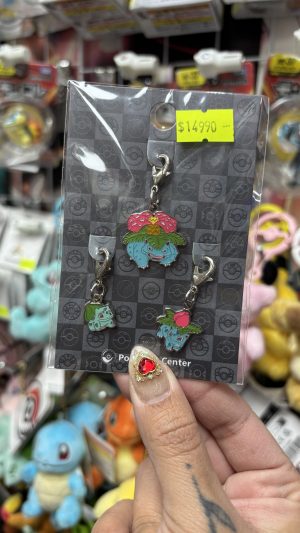 THEVOLTAGE.CL POKEMON CENTER ACCESORIOS DIJE TRIPLE