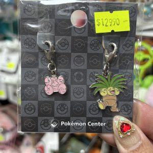 THEVOLTAGE.CL POKEMON CENTER ACCESORIOS DIJE DOBLE