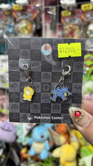 THEVOLTAGE.CL POKEMON CENTER ACCESORIOS DIJE DOBLE