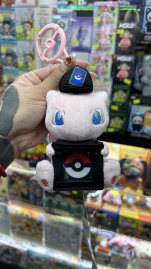 THEVOLTAGE.CL POKEMON CENTER TCG LLAVERO MEW