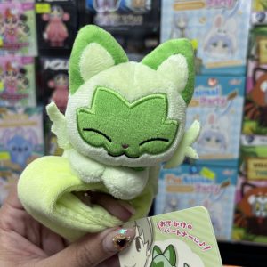 THEVOLTAGE.CL POKEMON CENTER TCG PELUCHE MOCHILA GIRATORIO SPRIGATITO